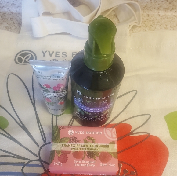 YVES ROCHER Hand Care Tote  Bag Set Raspberry - Picture 4 of 4